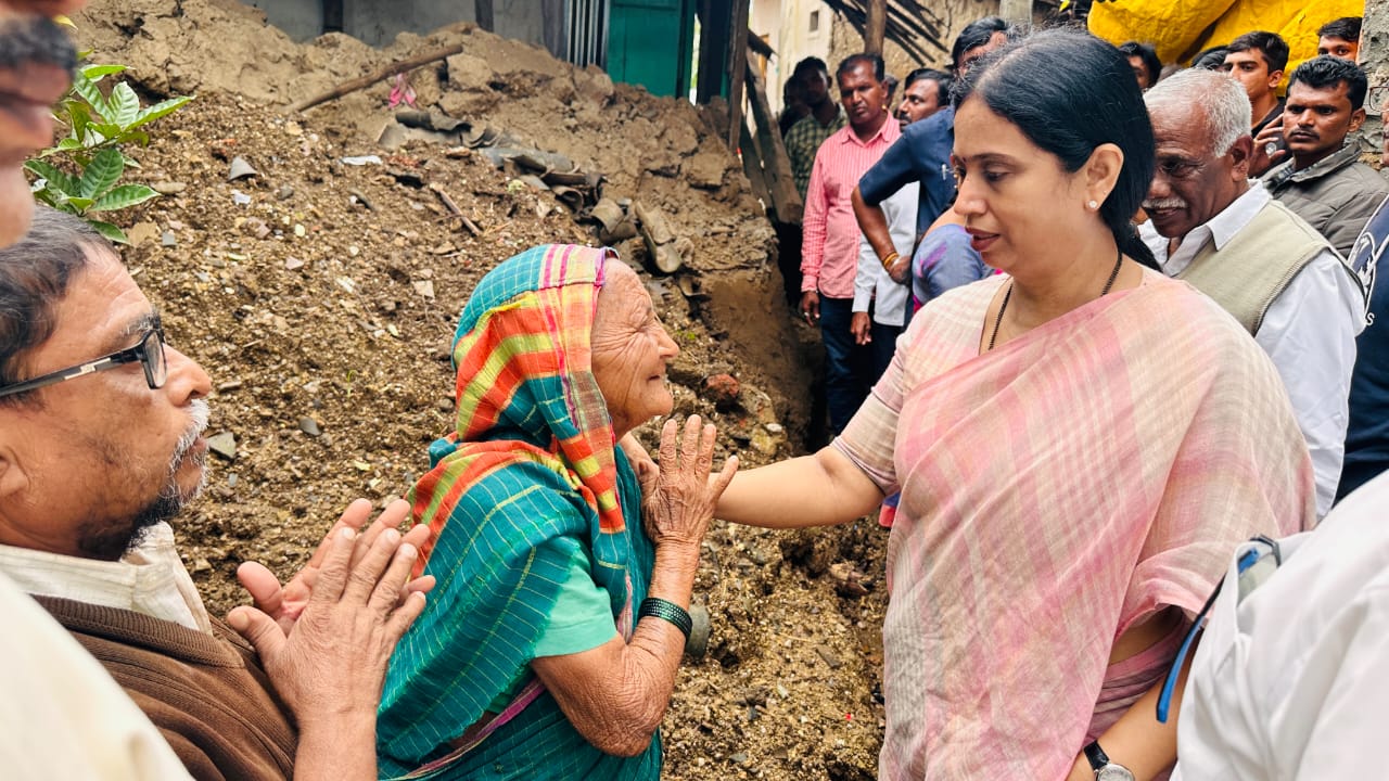 ಖಾನಾಪುರ ಪ್ರವಾಹ ಪೀಡಿತ ಪ್ರದೇಶಗಳಿಗೆ ಸಚಿವೆ ಲಕ್ಷ್ಮೀ ಹೆಬ್ಬಾಳಕರ್ ಭೇಟಿ-ಪಶ್ಚಿಮಘಟ್ಟಗಳಲ್ಲಿರುವ ಗ್ರಾಮಗಳಿಗೆ ಮೂಲಭೂತ ಸೌಕರ್ಯ ಒದಗಿಸಲು ಕ್ರಮ