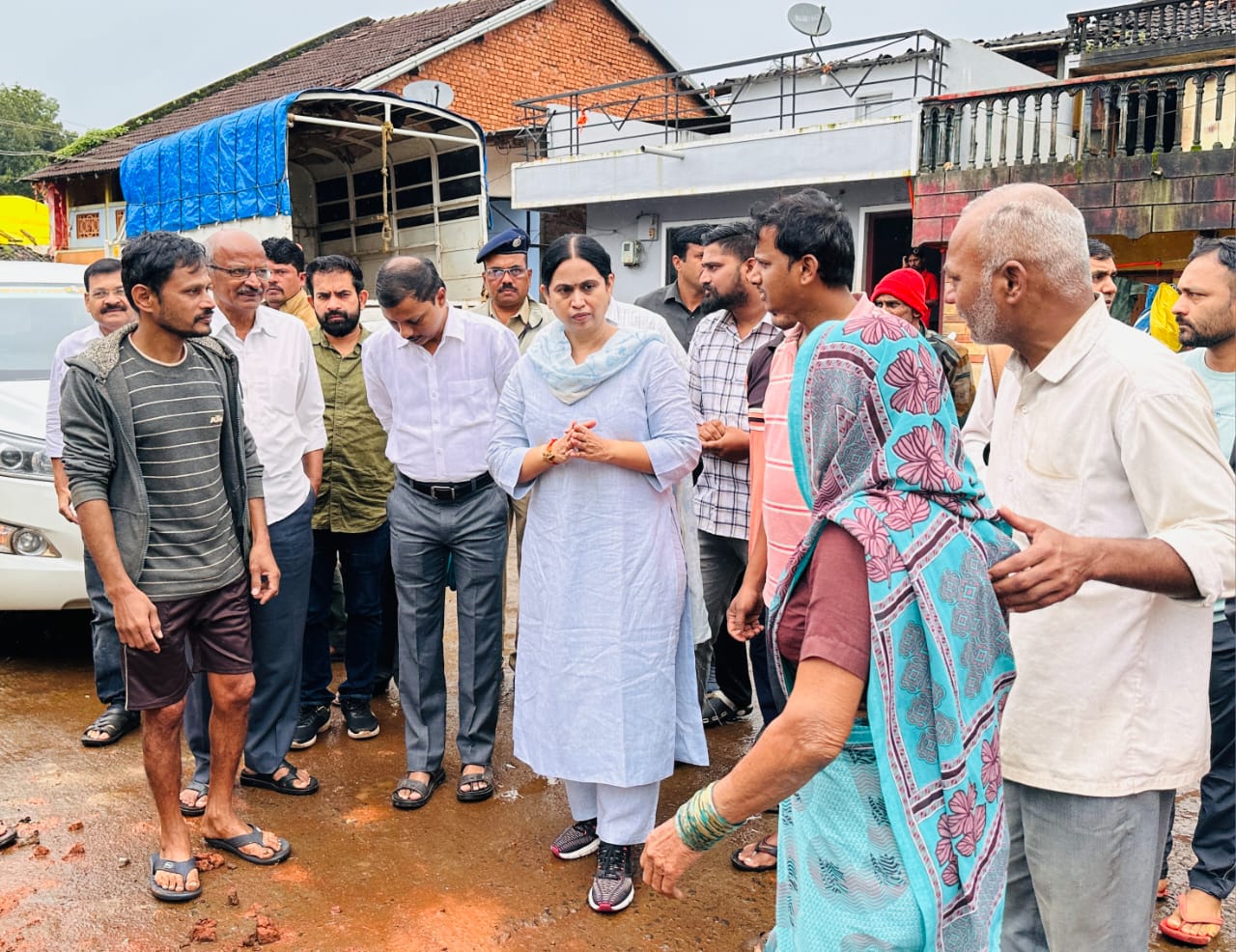 ಸಚಿವರ ನಡೆ ಪ್ರವಾಹ ಸಂತ್ರಸ್ತರ ಕಡೆ ; ಸಂಕಷ್ಟ ತೋಡಿಕೊಂಡ ಗ್ರಾಮಸ್ಥರು- ಸಕಾರಾತ್ಮಕವಾಗಿ ಸ್ಪಂದಿಸಿದ ಸಚಿವೆ ಲಕ್ಷ್ಮೀ ಹೆಬ್ಬಾಳಕರ್