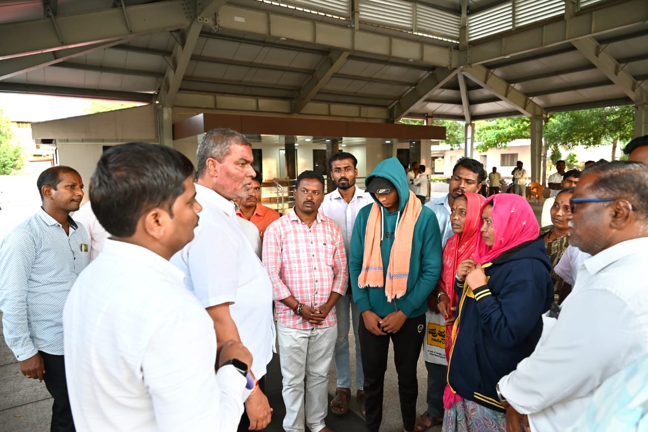 ಘಟಪ್ರಭಾ ನದಿಯ ನೀರಿನ ಸೆಳೆತಕ್ಕೆ ಸಿಲುಕಿ ಮೃತಪಟ್ಟ ಕುಟುಂಬದ ವಾರಸುದಾರರಿಗೆ ಸರ್ಕಾರದಿಂದ 5 ಲಕ್ಷ ರೂ. ಪರಿಹಾರದ ಚೆಕ್ ವಿತರಿಸಿದ ಶಾಸಕ ಬಾಲಚಂದ್ರ ಜಾರಕಿಹೊಳಿ