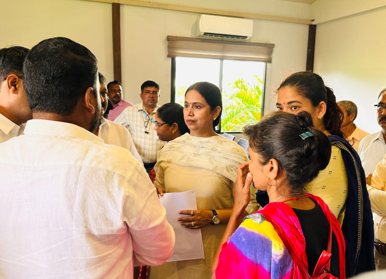 ಅಹವಾಲು ಸಲ್ಲಿಸಲು ಸಾಲು ಸಾಲು ಜನ: ಊಟ ಬಿಟ್ಟು ಸ್ಪಂದಿಸಿದ ಸಚಿವೆ ಲಕ್ಷ್ಮೀ ಹೆಬ್ಬಾಳಕರ್