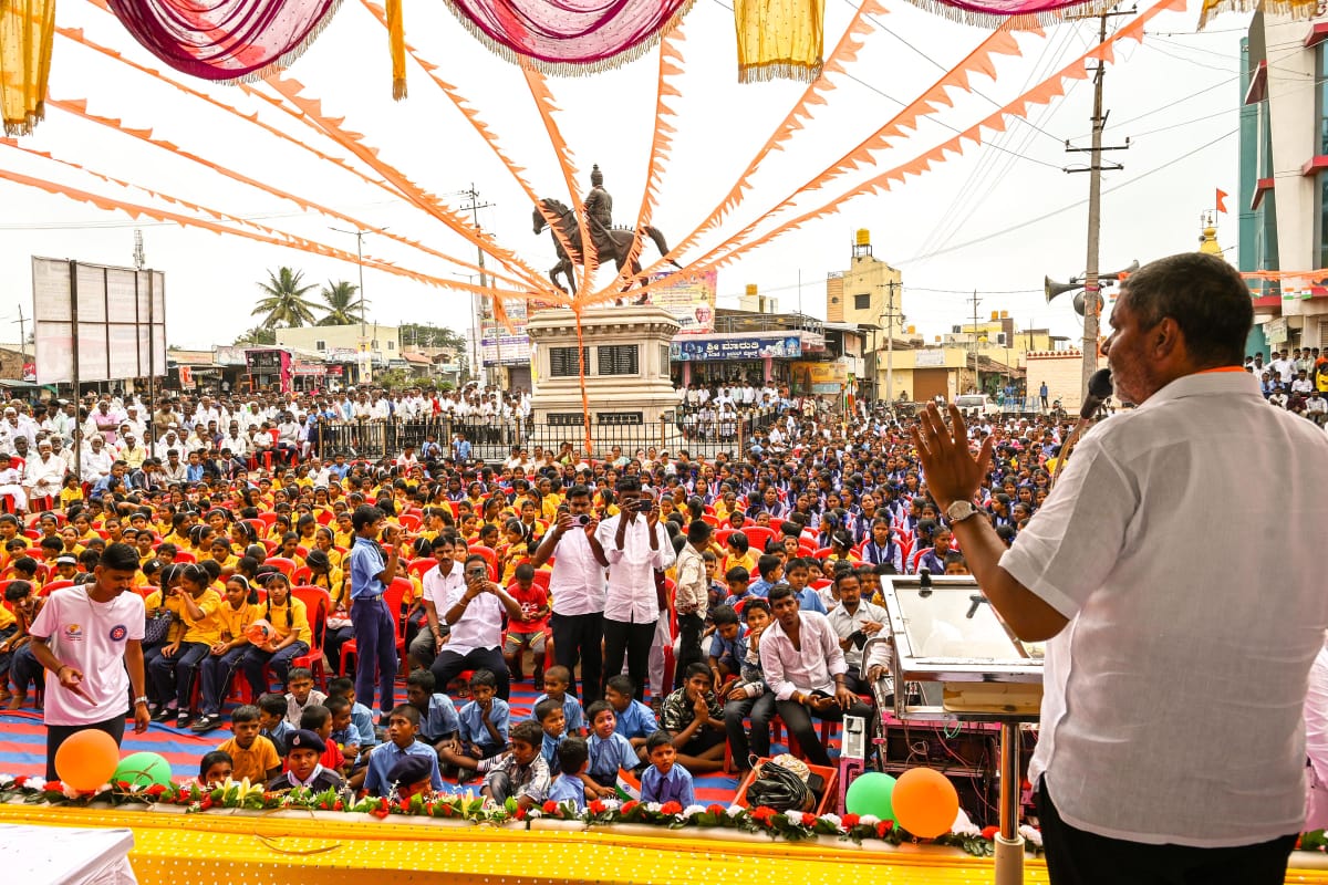 ಕಲ್ಲೋಳ್ಳಿಯಲ್ಲಿ ಧ್ವಜಾರೋಹಣ ನೆರವೇರಿಸಿದ ಶಾಸಕ ಬಾಲಚಂದ್ರ ಜಾರಕಿಹೊಳಿ-ಬಲಾಢ್ಯ ಭಾರತ ನಿರ್ಮಾಣಕ್ಕೆ ಕರೆ