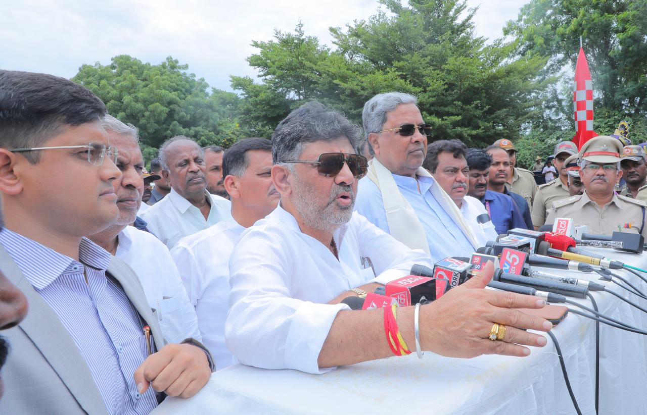 ಕುಮಾರಸ್ವಾಮಿ ಎಂದಿಗೂ ಹಿಟ್ ಆಂಡ್ ರನ್ ಕೇಸ್-ಪ್ರಾಸಿಕ್ಯೂಷನ್ ಗೆ ತಕ್ಷಣ ಅನುಮತಿ ನೀಡಿ ರಾಜ್ಯಪಾಲರು ತಾರತಮ್ಯ ಎಸಗಿಲ್ಲವೇ ? : ಸಿದ್ದರಾಮಯ್ಯ ಪ್ರಶ್ನೆ ಕುಮಾರಸ್ವಾಮಿ ಎಂದಿಗೂ ಹಿಟ್ ಆಂಡ್ ರನ್ ಕೇಸ್-ಪ್ರಾಸಿಕ್ಯೂಷನ್ ಗೆ ತಕ್ಷಣ ಅನುಮತಿ ನೀಡಿ ರಾಜ್ಯಪಾಲರು ತಾರತಮ್ಯ ಎಸಗಿಲ್ಲವೇ ? : ಸಿದ್ದರಾಮಯ್ಯ ಪ್ರಶ್ನೆ
