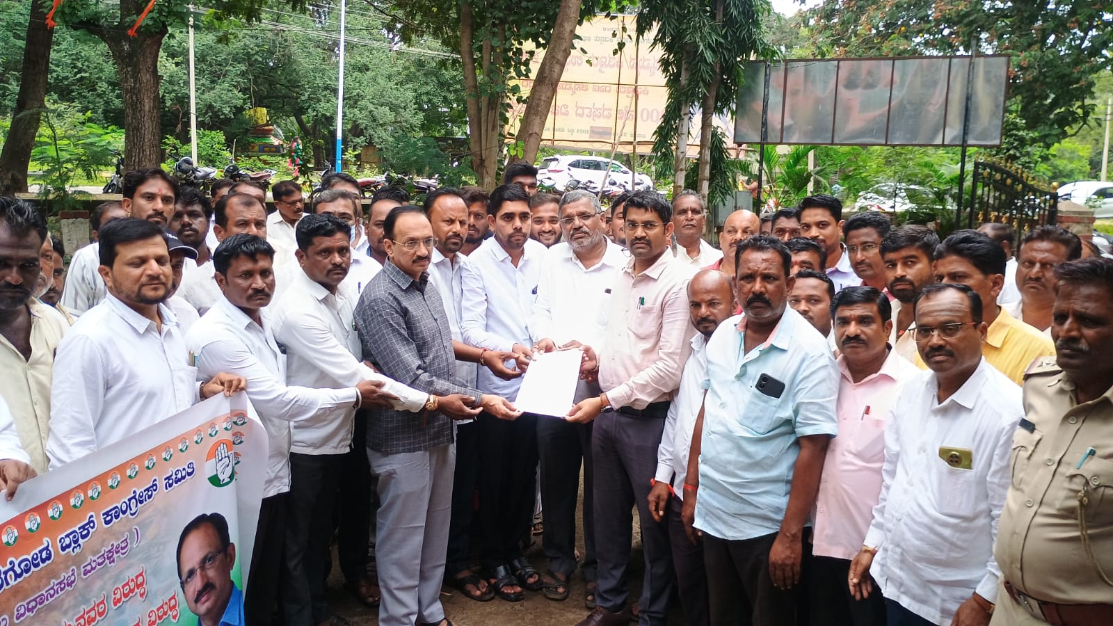 ಸಿಎಂ ವಿರುದ್ಧ ರಾಜ್ಯಪಾಲರ ನಡೆ ಖಂಡನೀಯ:ಶಾಸಕ ಮಹಾಂತೇಶ ಕೌಜಲಗಿ ಸಿಎಂ ವಿರುದ್ಧ ರಾಜ್ಯಪಾಲರ ನಡೆ ಖಂಡನೀಯ:ಶಾಸಕ ಮಹಾಂತೇಶ ಕೌಜಲಗಿ