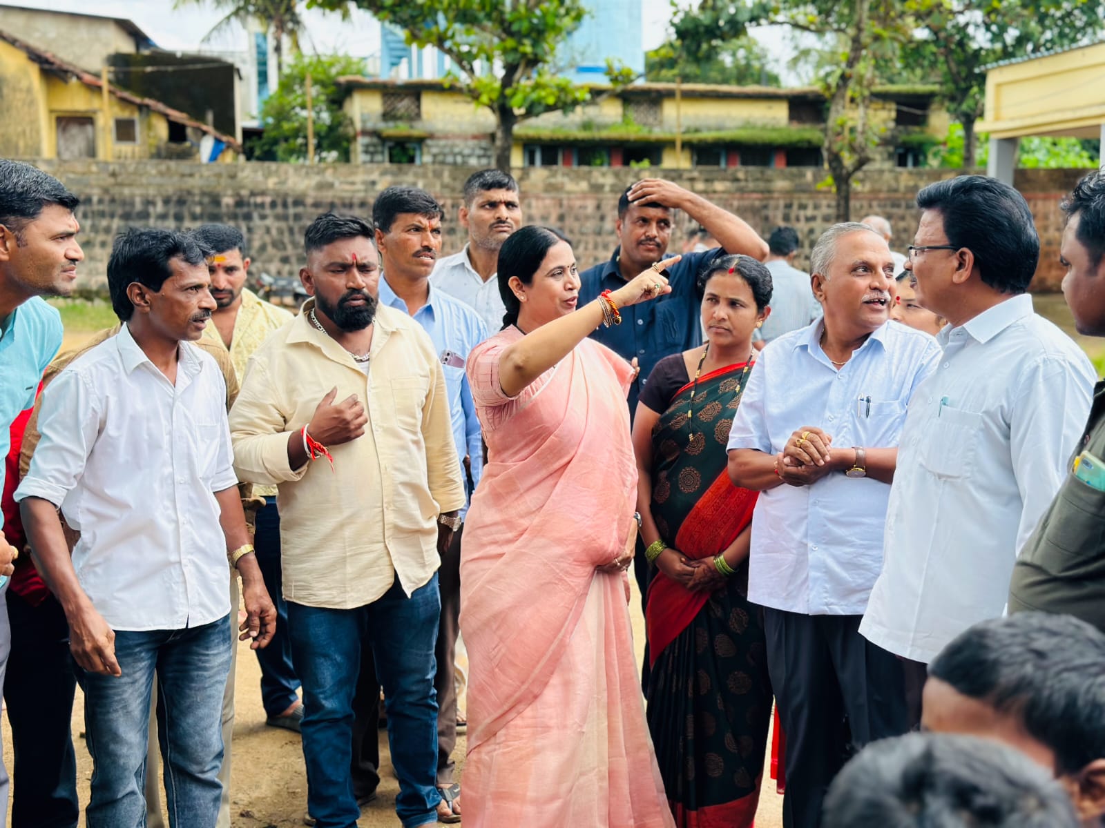 ಸಚಿವರ ನಡೆ ಜನರ ಮನೆ ಬಾಗಿಲ ಕಡೆ: ಹಳ್ಳಿ ಹಳ್ಳಿಗೆ ತೆರಳಿ ಸಮಸ್ಯೆ ಆಲಿಕೆ-ಲಕ್ಷ್ಮೀ ಹೆಬ್ಬಾಳಕರ್ ಅವರಿಂದ ಹೊಸ ಸಂಪ್ರದಾಯಕ್ಕೆ ನಾಂದಿ: ಶಾಲೆಗಳಲ್ಲಿ ಕೊಠಡಿ ನಿರ್ಮಾಣಕ್ಕೆ 5 ಕೋಟಿ ರೂಪಾಯಿ