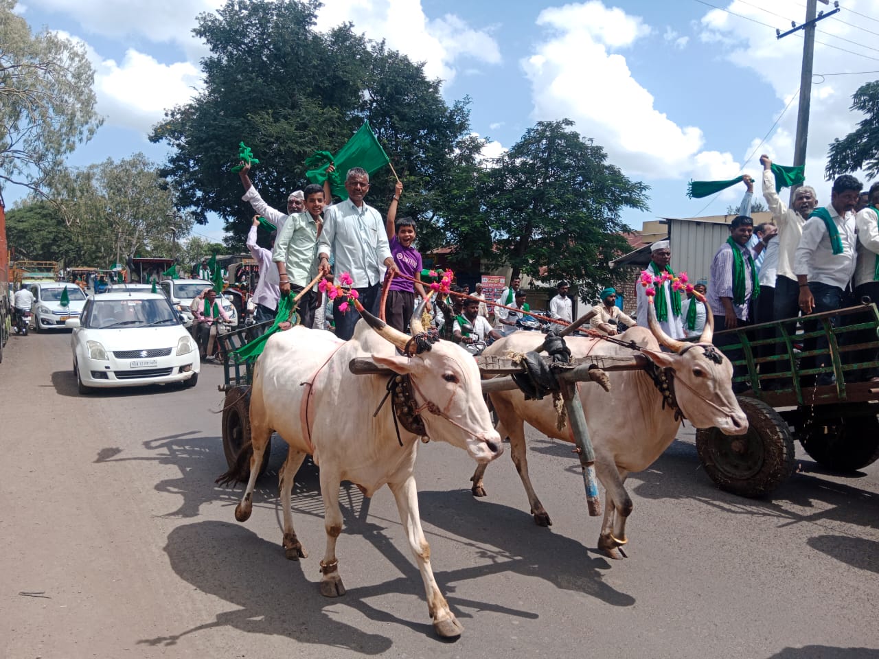 ಸಂಕೇಶ್ವರಕ್ಕೆ ಲಗ್ಗೆ ಇಟ್ಟ ಅನ್ನದಾತರು : ನೂರಾರು ಚಕ್ಕಡಿ ಗಾಡಿ, ಟ್ರ್ಯಾಕ್ಟರ್ ಮೂಲಕ ಪ್ರತಿಭಟನಾ ಮೆರವಣಿಗೆ