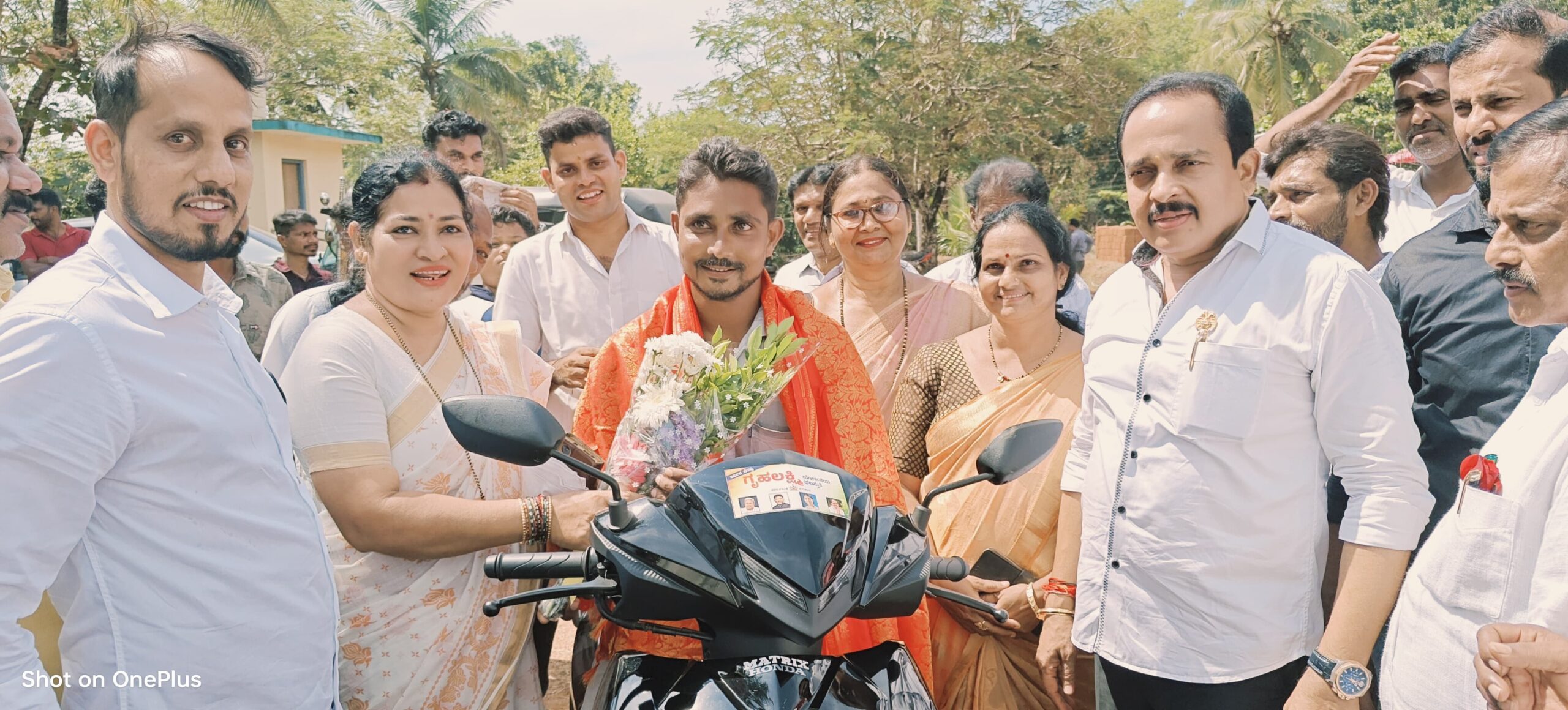 ಗೃಹಲಕ್ಷ್ಮಿ‌ಹಣದಿಂದ ಗಂಡನಿಗೆ ಸ್ಕೂಟರ್ ಕೊಡಿಸಿದ ಮಹಿಳೆ ಸನ್ಮಾನಿಸಿದ ಶಾಸಕ ಅಶೋಕ್ ರೈ