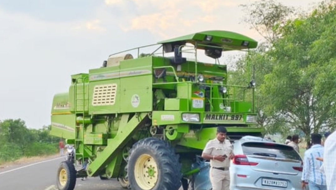 ಕನ್ಯೆ ನೋಡಿ ವಾಪಾಸಾಗುವಾಗ ಭೀಕರ ದುರ್ಘಟನೆ-ಕಾರಿಗೆ ಗುದ್ದಿದ ತೊಗರಿ ಕಟಾವು ಮಾಡುವ ವಾಹನ- ಐವರ ಸಾವು