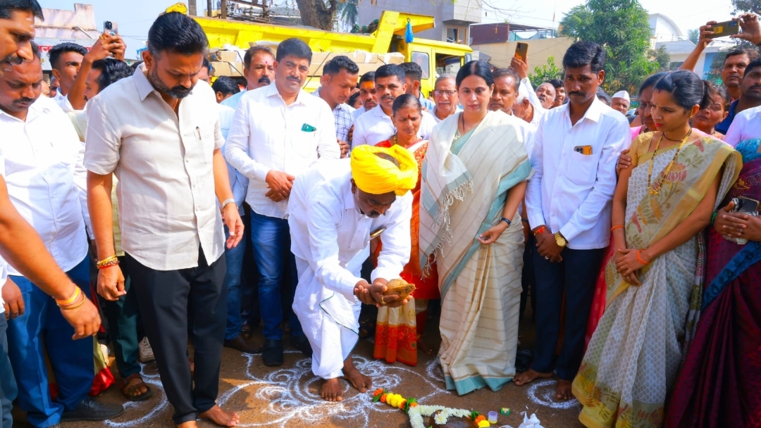 ಸಚಿವರ ನೆರವು ನೆನೆದು ವೇದಿಕೆಯಲ್ಲೇ ಗಳಗಳ ಅತ್ತ ವ್ಯಕ್ತಿ