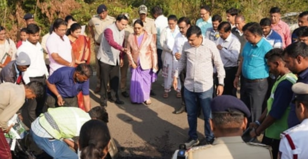 ಎಕೋಫಿಕ್ಸ್ ಡಾಂಬರೀಕರಣ ಉತ್ಪನ್ನ ಬಳಕೆಯ ಅಣಕು ವೀಕ್ಷಿಸಿದ ಶಾಲಿನಿ ರಜನೀಶ್