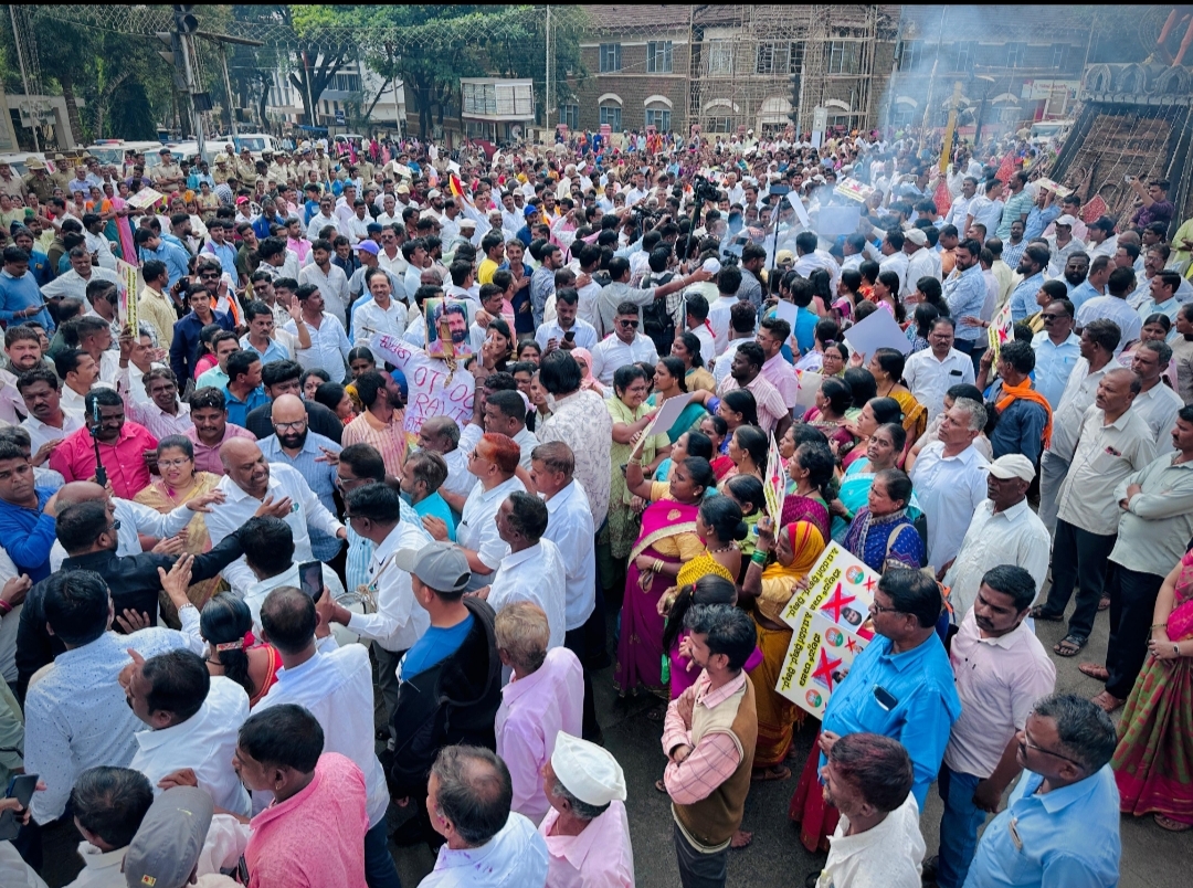 ಸಿ.ಟಿ. ರವಿ ವಿರುದ್ಧ ಭುಗಿಲೆದ್ದ ಆಕ್ರೋಶ: ಲಕ್ಷ್ಮೀ ಹೆಬ್ಬಾಳ್ಕರ್ ಅಭಿಮಾನಿಗಳ ಬೃಹತ್ ಪ್ರತಿಭಟನೆ