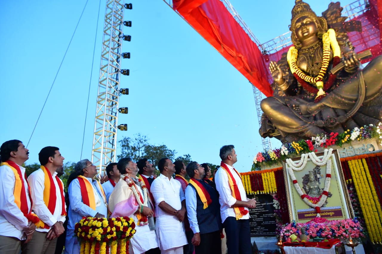 ಭುವನೇಶ್ವರಿಯ ಪುತ್ಥಳಿ ವಿಧಾನಸೌಧದಲ್ಲಿ ಸ್ಥಾಪಿಸಿದ್ದು ಕನ್ನಡಿಗರ ಹೆಮ್ಮೆಯ ದಿನ: ಎಲ್ಲಾ ಭಾಷೆಗಳನ್ನು ಪ್ರೀತಿಸಬೇಕು. ಕನ್ನಡವನ್ನು ಮಾತ್ರ ಬಳಸಬೇಕು, ಬೆಳೆಸಬೇಕು, ಬೆಳಗಬೇಕು- ಕನ್ನಡ ಹೋರಾಟಗಾರರ ಎಲ್ಲಾ ಕೇಸ್ ವಾಪಾಸ್: ಸಿಎಂ ಘೋಷಣೆ