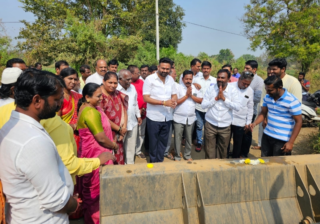 ರಸ್ತೆ ನಿರ್ಮಾಣಕ್ಕೆ ಚನ್ನರಾಜ ಹಟ್ಟಿಹೊಳಿ ಚಾಲನೆ