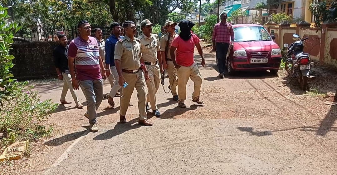 ಮನೆಗೆ ನುಗ್ಗಿ ಒಂಟಿ ಮಹಿಳೆ ಕಣ್ಣಿಗೆ ಖಾರದ ಪುಡಿ ಎರಚಿ ಚಿನ್ನಾಭರಣ ದೋಚಿದ್ದವನ ಬಂಧನ