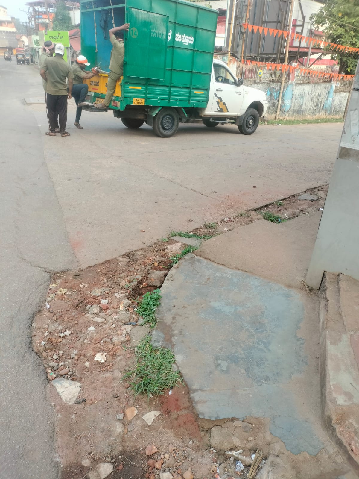 ದೇವಸ್ಥಾನಕ್ಕೆ ತೆರಳುವ ರಸ್ತೆ ಬದಿ ಕಲ್ಲು ಹಾಕಿದ ವಿಚಾರ: ಸೋಶಿಯಲ್ ಮೀಡಿಯಾ ದೂರಿಗೆ ಸ್ಪಂದಿಸಿದ ಶಾಸಕರು ದೇವಸ್ಥಾನಕ್ಕೆ ತೆರಳುವ ರಸ್ತೆ ಬದಿ ಕಲ್ಲು ಹಾಕಿದ ವಿಚಾರ: ಸೋಶಿಯಲ್ ಮೀಡಿಯಾ ದೂರಿಗೆ ಸ್ಪಂದಿಸಿದ ಶಾಸಕರು