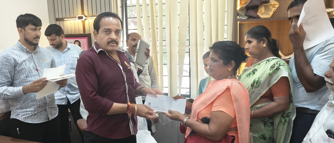 ಮುಖ್ಯಮಂತ್ರಿ ಪರಿಹಾರ ನಿಧಿಯಿಂದ ನಾಲ್ವರು ಫಲಾನುಭವಿಗಳಿಗೆ 3 ಲಕ್ಷ 77 ಸಾವಿರ ಪರಿಹಾರ ಚೆಕ್ ವಿತರಣೆ