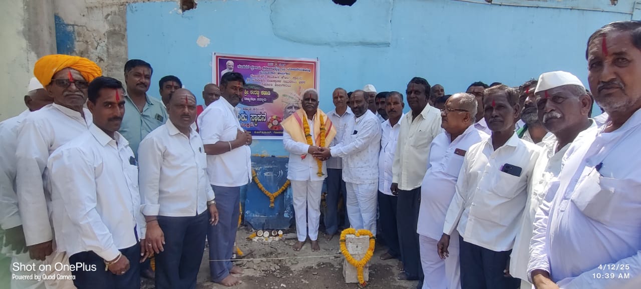 ಕೌಜಲಗಿ ಗ್ರಾಮದ ಶ್ರೀ ಬಸವೇಶ್ವರ ದೇವಸ್ಥಾನದ ಹತ್ತಿರ ರಾಜ್ಯಸಭಾ ಸಂಸದರ ಸ್ಥಳೀಯ ಪ್ರದೇಶಾಭಿವೃದ್ದಿ ಯೋಜನೆಯಡಿ 25 ಲಕ್ಷ ರೂ.ವೆಚ್ಚದಲ್ಲಿ ಸಮುದಾಯ ಭವನ ನಿರ್ಮಾಣ ಕಾಮಗಾರಿಗೆ ಭೂಮಿ ಪೂಜೆ ನೆರವೇರಿಸಿದ ಈರಣ್ಣ ಕಡಾಡಿ ಕೌಜಲಗಿ ಗ್ರಾಮದ ಶ್ರೀ ಬಸವೇಶ್ವರ ದೇವಸ್ಥಾನದ ಹತ್ತಿರ ರಾಜ್ಯಸಭಾ ಸಂಸದರ ಸ್ಥಳೀಯ ಪ್ರದೇಶಾಭಿವೃದ್ದಿ ಯೋಜನೆಯಡಿ 25 ಲಕ್ಷ ರೂ.ವೆಚ್ಚದಲ್ಲಿ ಸಮುದಾಯ ಭವನ ನಿರ್ಮಾಣ ಕಾಮಗಾರಿಗೆ ಭೂಮಿ ಪೂಜೆ ನೆರವೇರಿಸಿದ ಈರಣ್ಣ ಕಡಾಡಿ