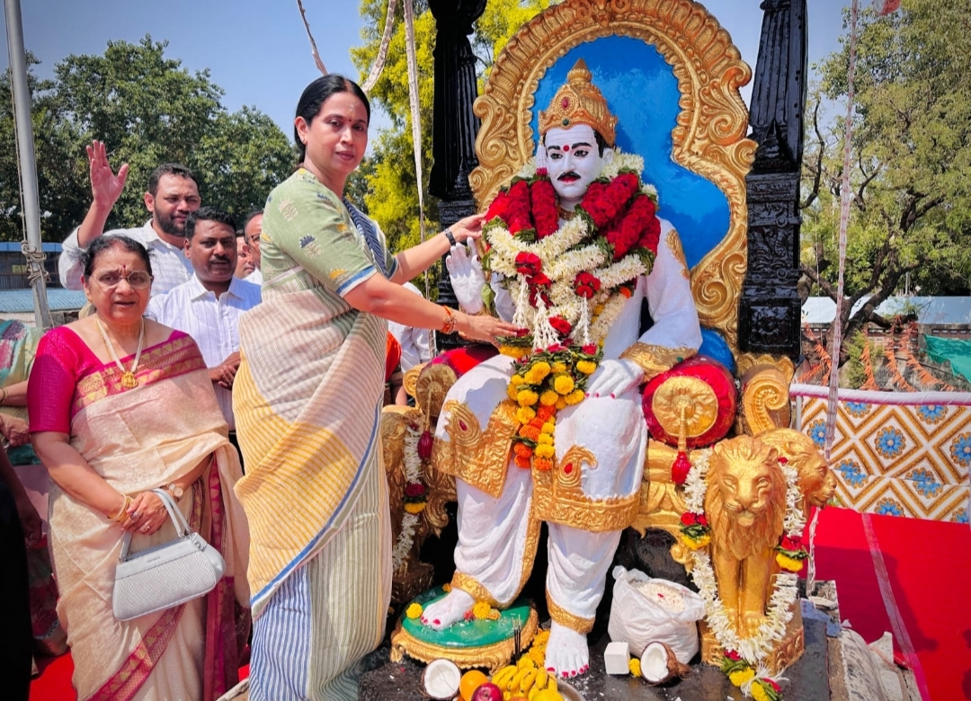 ಜೋಡಿ ಮಹಾಲಕ್ಷ್ಮಿ ದೇವಿಯರಿಗೆ ಉಡಿ ತುಂಬುವ ಕಾರ್ಯಕ್ರಮದಲ್ಲಿ ಪಾಲ್ಗೊಂಡ ಸಚಿವೆ ಲಕ್ಷ್ಮೀ ಹೆಬ್ಬಾಳಕರ್