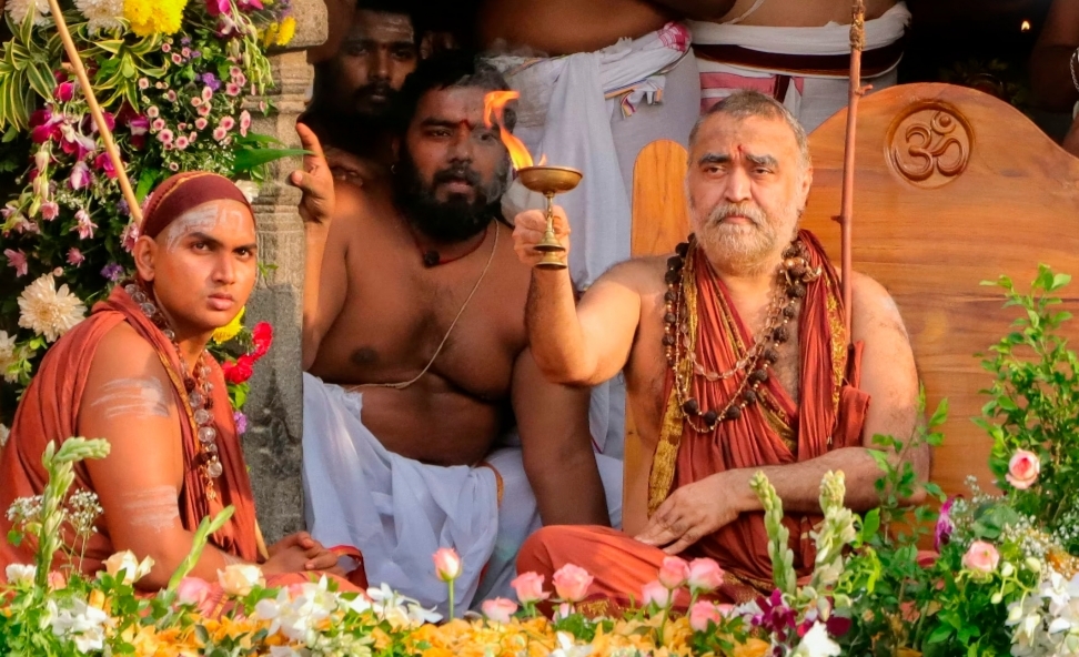 2,500 ವರ್ಷ ಇತಿಹಾಸ ಹೊಂದಿರುವ ಕಂಚಿ ಕಾಮಕೋಟಿ ಪೀಠಕ್ಕೆ 71ನೇ ಪೀಠಾಧಿಪತಿ ನೇಮಕ 2,500 ವರ್ಷ ಇತಿಹಾಸ ಹೊಂದಿರುವ ಅದ್ವೈತ ವೇದಾಂತ ಪರಂಪರೆಯ ಮಠ