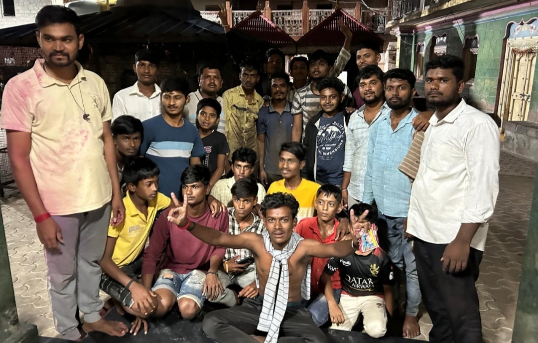 ಆರ್ ಸಿಬಿ ಗೆಲುವಿಗೆ ಕಲ್ಲೋಳಿ ಯುವಕರಿಂದ ದೀರ್ಘ ದಂಡ ನಮಸ್ಕಾರ ! ಆರ್ ಸಿಬಿ ಗೆಲುವಿಗೆ ಕಲ್ಲೋಳಿ ಯುವಕರಿಂದ ದೀರ್ಘ ದಂಡ ನಮಸ್ಕಾರ !