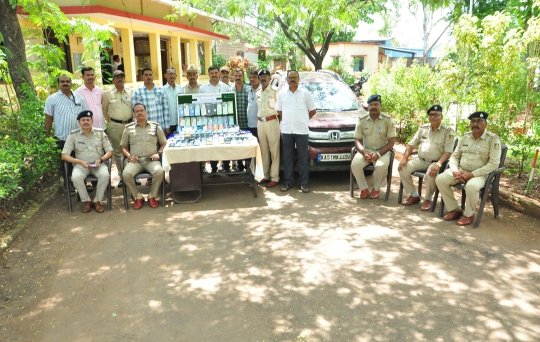 ಅಂತಾರಾಜ್ಯ ಕಳ್ಳನ ಬಂಧನ : 14.71 ರೂ. ಲಕ್ಷ ಮೌಲ್ಯದ ಮೊಬೈಲ್, ಕಾರು ವಶಕ್ಕೆ ಅಂತಾರಾಜ್ಯ ಕಳ್ಳನ ಬಂಧನ : 14.71 ರೂ. ಲಕ್ಷ ಮೌಲ್ಯದ ಮೊಬೈಲ್, ಕಾರು ವಶಕ್ಕೆ
