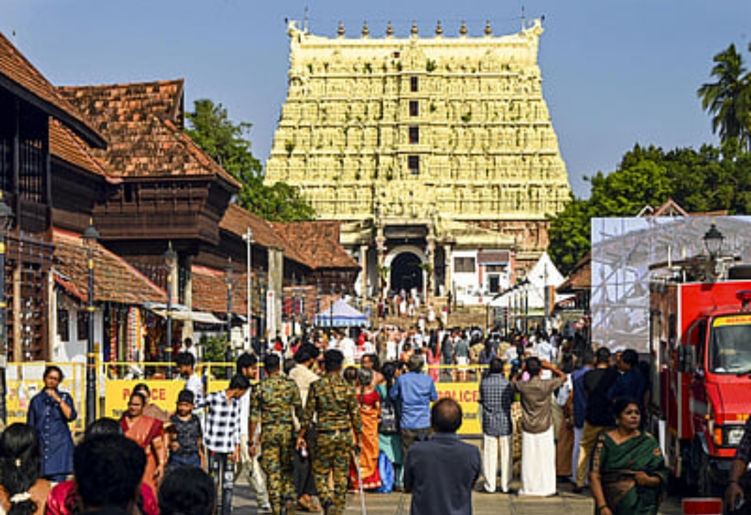 ತಿರುವನಂತಪುರದಲ್ಲಿ 270 ವರ್ಷಗಳ ಬಳಿಕ ಪದ್ಮನಾಭಸ್ವಾಮಿ ದೇಗುಲದಲ್ಲಿ ಮಹಾಕುಂಭಾಭಿಷೇಕ ತಿರುವನಂತಪುರದಲ್ಲಿ 270 ವರ್ಷಗಳ ಬಳಿಕ ಪದ್ಮನಾಭಸ್ವಾಮಿ ದೇಗುಲದಲ್ಲಿ ಮಹಾಕುಂಭಾಭಿಷೇಕ