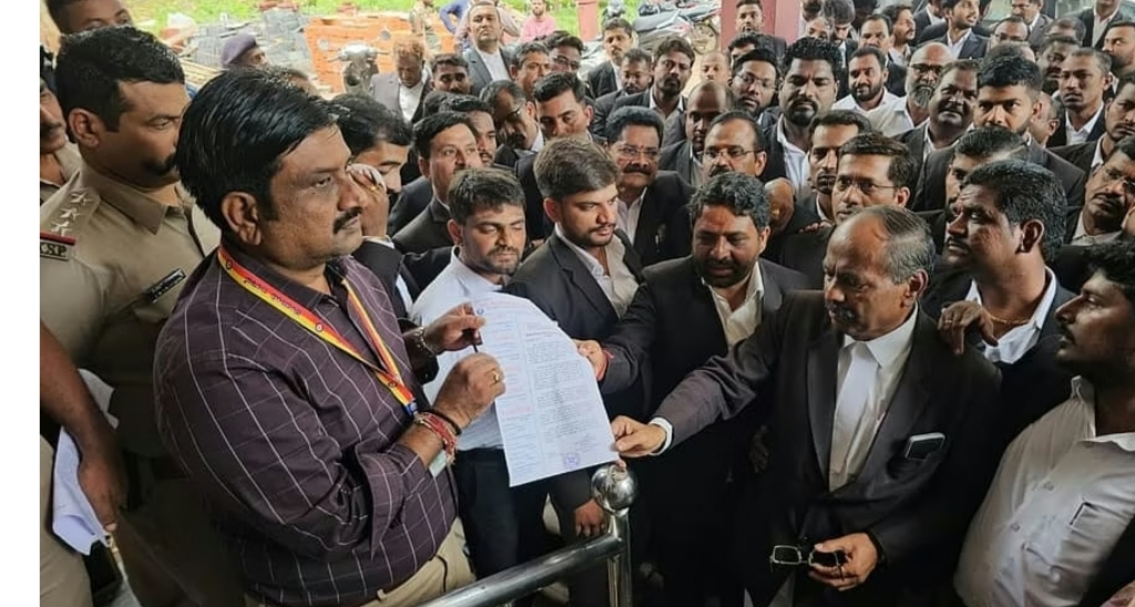 ಬೆಳಗಾವಿ ಬಾರ್‌ ಅಸೋಸಿಯೇಷನ್‌ನಿಂದ ಧರಣಿ, ಗೃಹ ಸಚಿವರ ವಿರುದ್ಧ ಕಿಡಿ